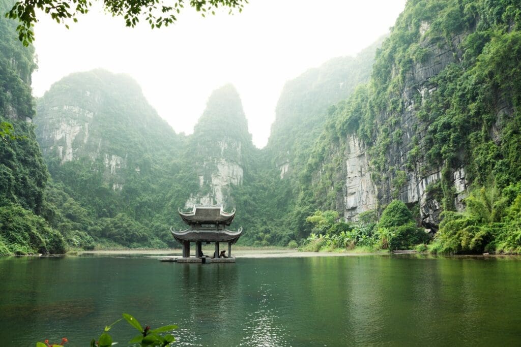 TRAVEL IN VIETNAM AND ITS BENEFITS
